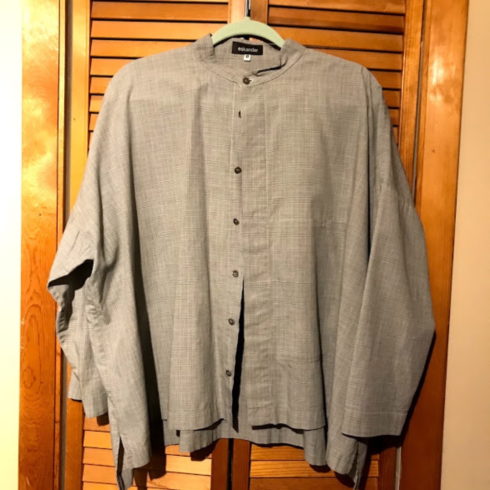 eskandar button up top
